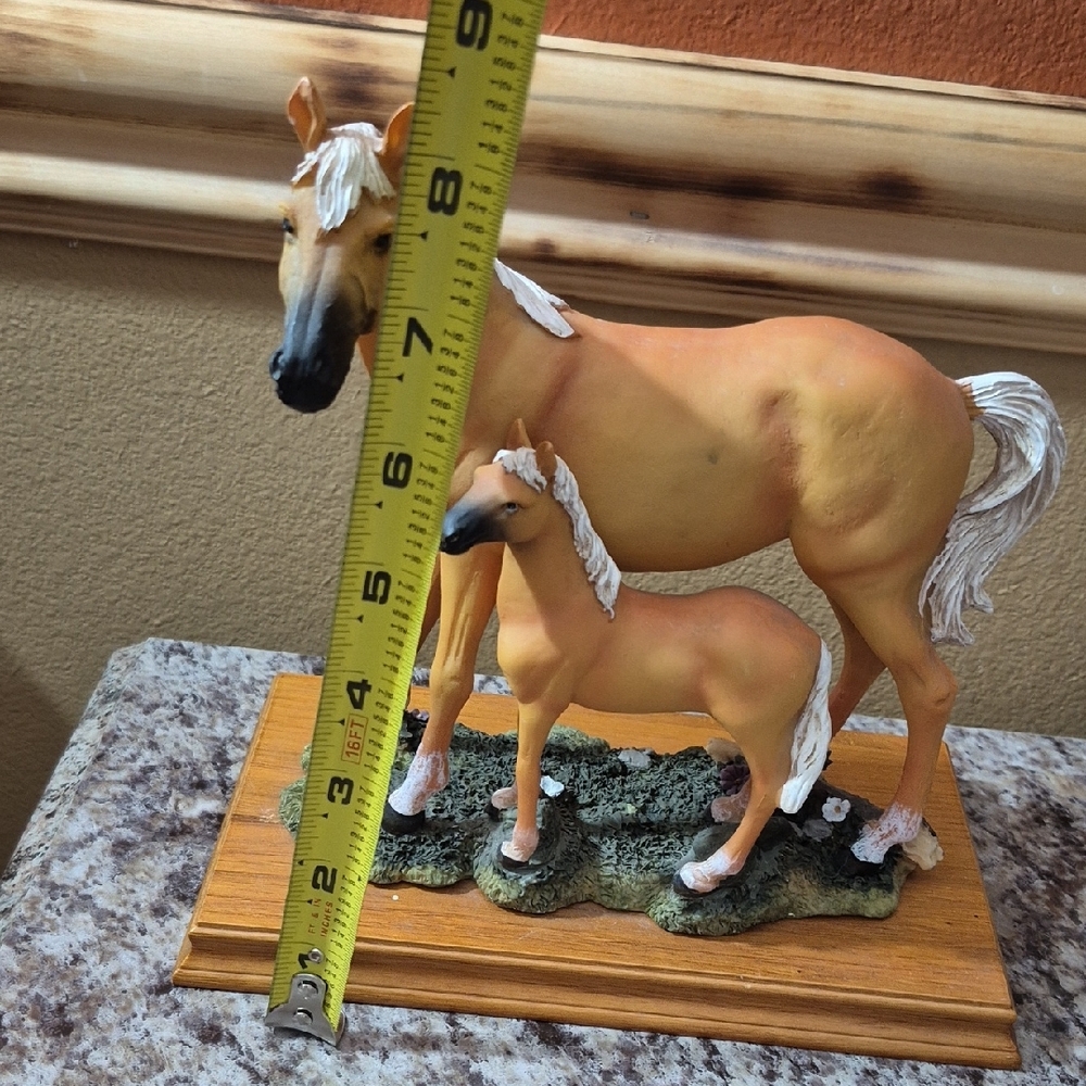 Source Unknown Tan and White Horse Sculpture - Picture 2 of 7